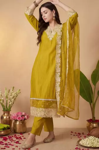 Women Floral Embroidered Regular Thread Work Kurta with Trousers & With Dupatta