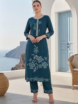 Floral Embroidered Round Neck Thread Work Straight Kurta & Trousers With Dupatta 2