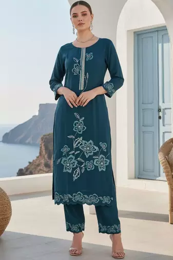 Floral Embroidered Round Neck Thread Work Straight Kurta & Trousers With Dupatta