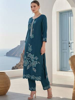 Floral Embroidered Round Neck Thread Work Straight Kurta & Trousers With Dupatta 3