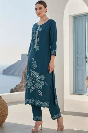 Floral Embroidered Round Neck Thread Work Straight Kurta & Trousers With Dupatta