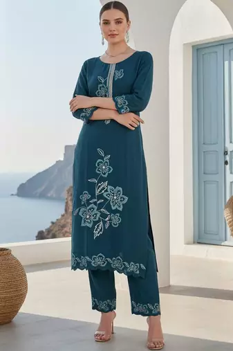 Floral Embroidered Round Neck Thread Work Straight Kurta & Trousers With Dupatta