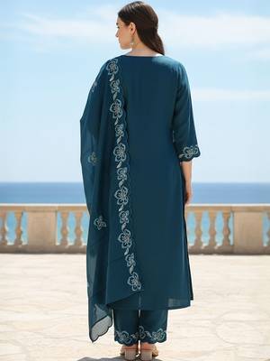 Floral Embroidered Round Neck Thread Work Straight Kurta & Trousers With Dupatta 5