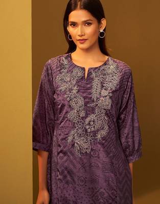 Women Ethnic Motifs Embroidered Kurta with Trousers 1