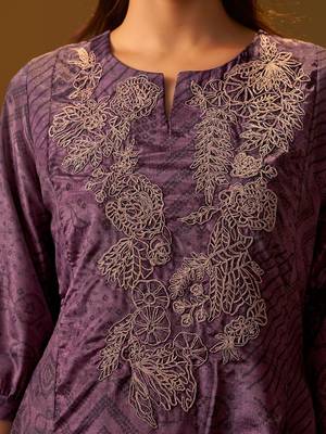 Women Ethnic Motifs Embroidered Kurta with Trousers 2