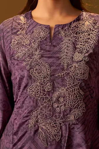 Women Ethnic Motifs Embroidered Kurta with Trousers