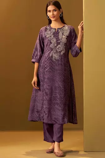 Women Ethnic Motifs Embroidered Kurta with Trousers