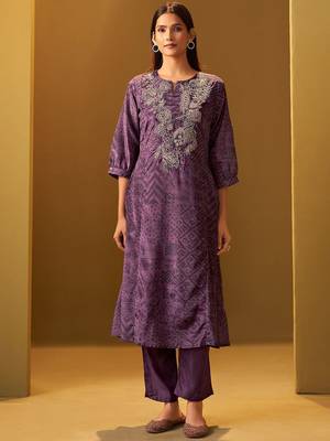 Women Ethnic Motifs Embroidered Kurta with Trousers 5