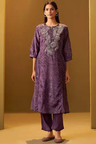 Women Ethnic Motifs Embroidered Kurta with Trousers