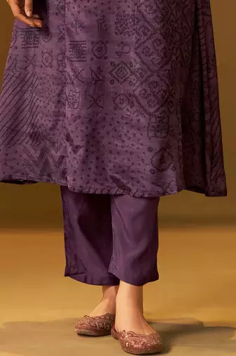 Women Ethnic Motifs Embroidered Kurta with Trousers