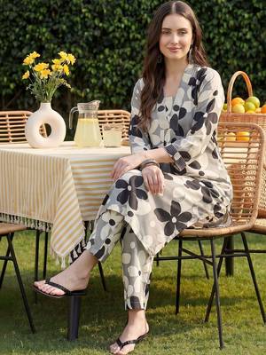 Women Floral Printed Regular Kurta with Trousers 1