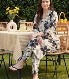 Women Floral Printed Regular Kurta with Trousers