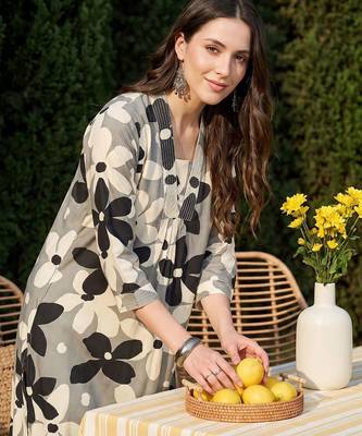 Women Floral Printed Regular Kurta with Trousers 2