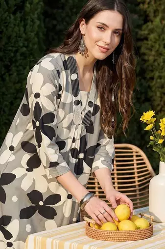 Women Floral Printed Regular Kurta with Trousers