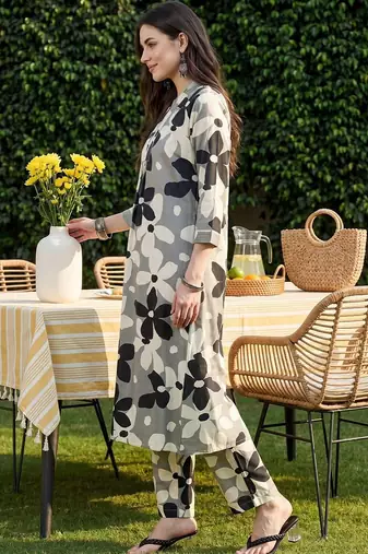 Women Floral Printed Regular Kurta with Trousers