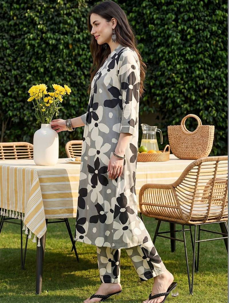 Women Floral Printed Regular Kurta with Trousers