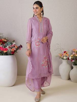 Floral Embroidered V Neck Organza Kurta With Trousers & Dupatta 2