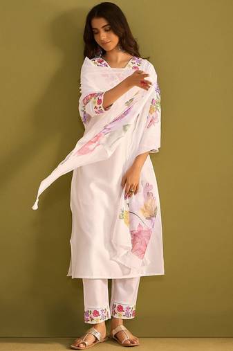 Women Floral Embroidered Regular Thread Work Liva Kurta with Trousers & With Dupatta