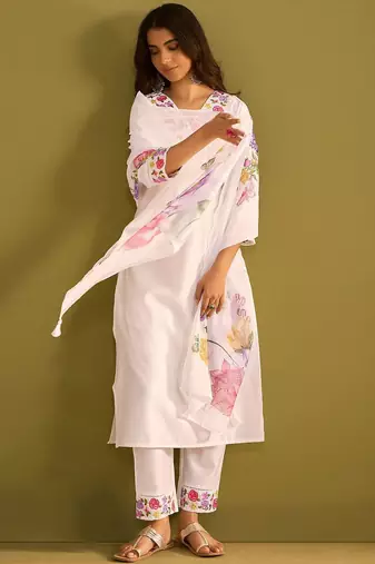 Women Floral Embroidered Regular Thread Work Liva Kurta with Trousers & With Dupatta