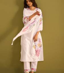 Women Floral Embroidered Regular Thread Work Liva Kurta with Trousers & With Dupatta