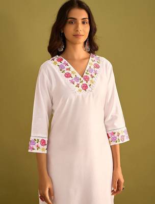 Women Floral Embroidered Regular Thread Work Liva Kurta with Trousers & With Dupatta 2