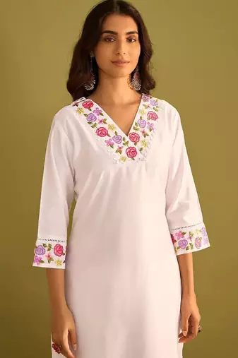 Women Floral Embroidered Regular Thread Work Liva Kurta with Trousers & With Dupatta