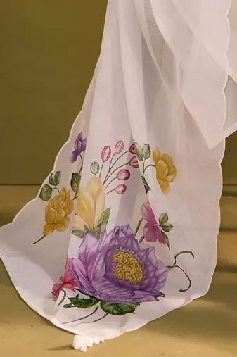 Women Floral Embroidered Regular Thread Work Liva Kurta with Trousers & With Dupatta