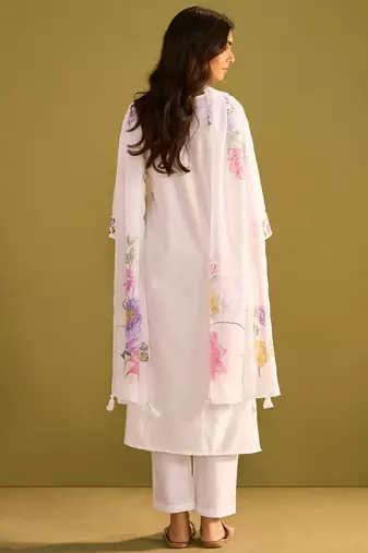 Women Floral Embroidered Regular Thread Work Liva Kurta with Trousers & With Dupatta