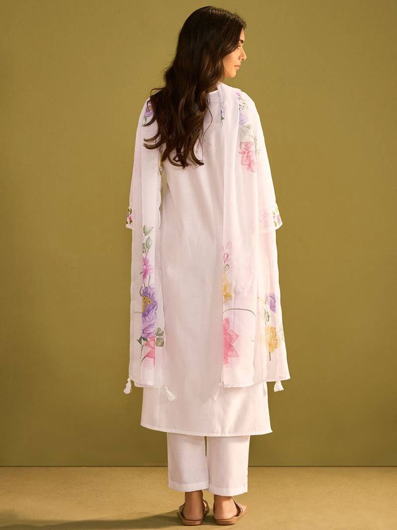 Women Floral Embroidered Regular Thread Work Liva Kurta with Trousers & With Dupatta