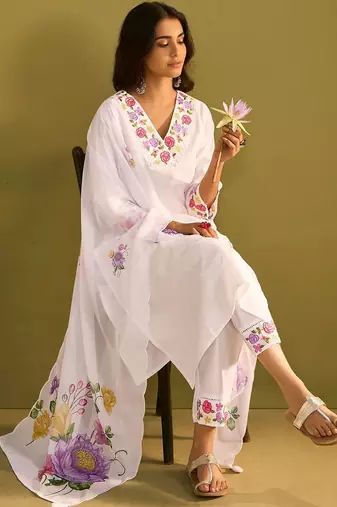 Women Floral Embroidered Regular Thread Work Liva Kurta with Trousers & With Dupatta