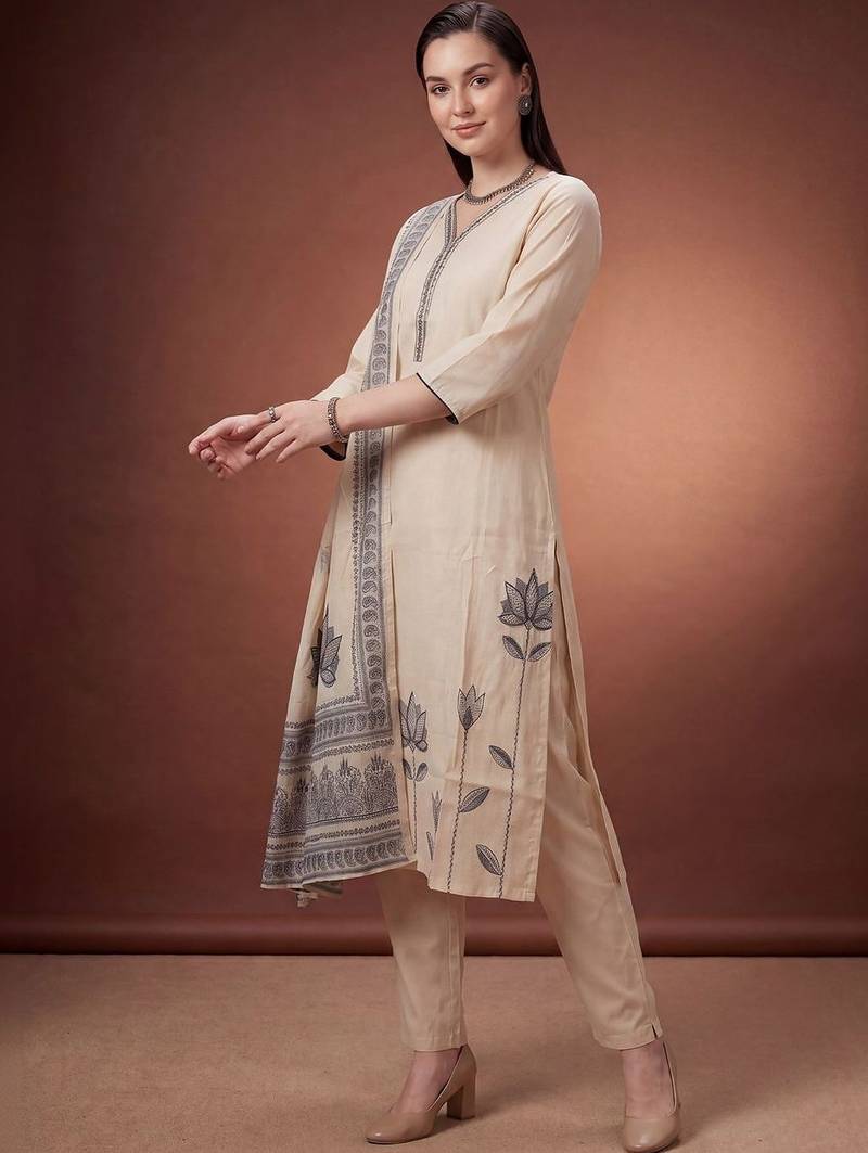 Women Floral Printed Regular Kurta with Trousers & With Dupatta