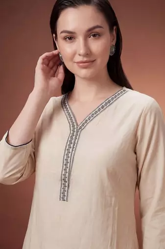 Women Floral Printed Regular Kurta with Trousers & With Dupatta
