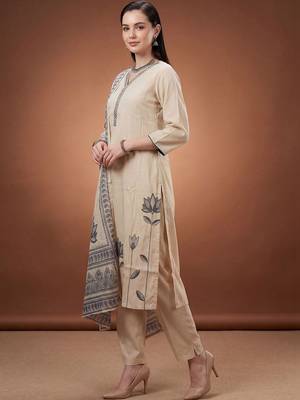 Women Floral Printed Regular Kurta with Trousers & With Dupatta 3