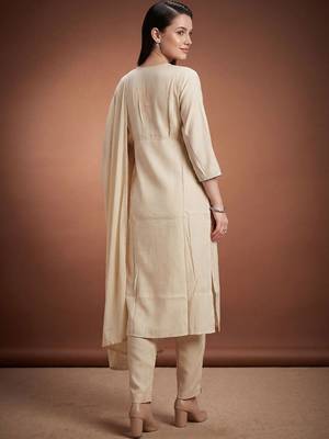 Women Floral Printed Regular Kurta with Trousers & With Dupatta 4