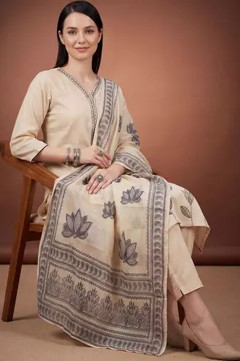 Women Floral Printed Regular Kurta with Trousers & With Dupatta