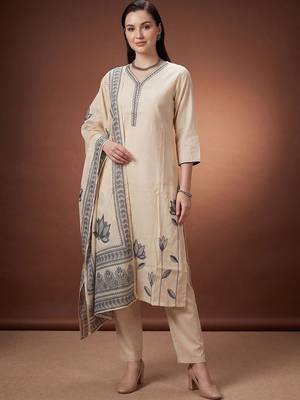 Women Floral Printed Regular Kurta with Trousers & With Dupatta 6