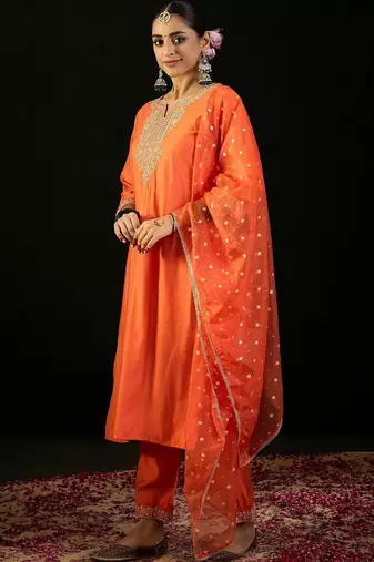 Women Ethnic Motifs Embroidered Regular Thread Work Liva Kurta with Trousers & With Dupatta