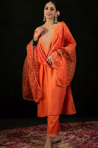 Women Ethnic Motifs Embroidered Regular Thread Work Liva Kurta with Trousers & With Dupatta
