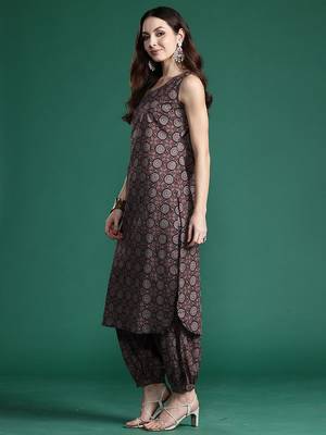 Ethnic Motifs Printed Regular Kurta with Trousers 4