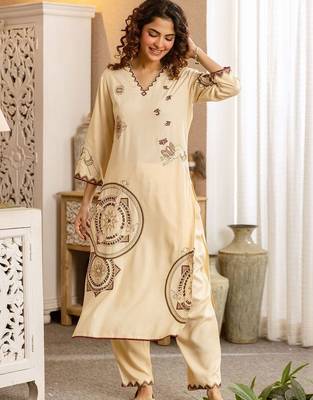Women Ethnic Motifs Printed Regular Kurta with Trousers 1