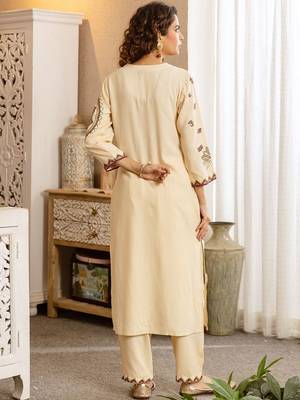 Women Ethnic Motifs Printed Regular Kurta with Trousers 5