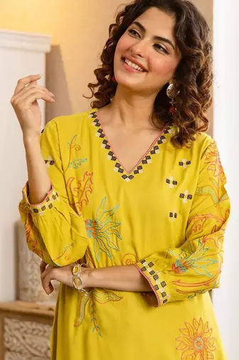Women Ethnic Motifs Embroidered Regular Thread Work Kurta with Palazzos