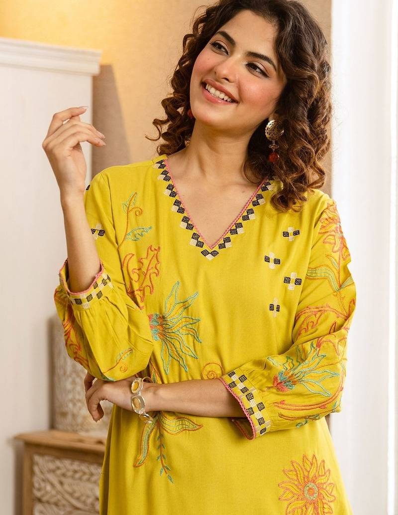 Women Ethnic Motifs Embroidered Regular Thread Work Kurta with Palazzos