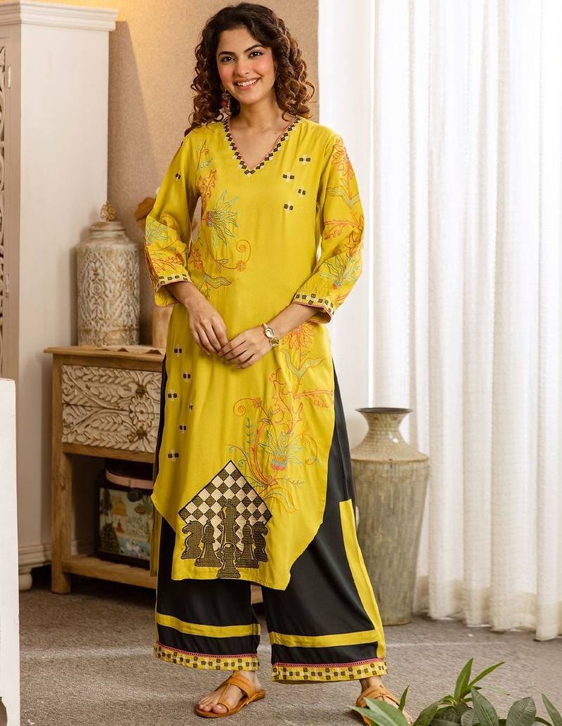 Women Ethnic Motifs Embroidered Regular Thread Work Kurta with Palazzos