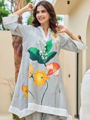 Floral Printed Mandarin Collar A-Line Sequinned Kurta With Trousers 2