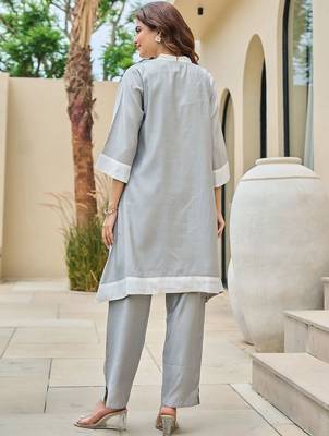 Floral Printed Mandarin Collar A-Line Sequinned Kurta With Trousers 5