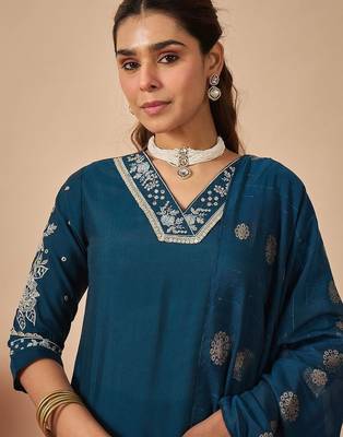 Women Ethnic Motifs Embroidered Regular Thread Work Kurta with Trousers & With Dupatta 3