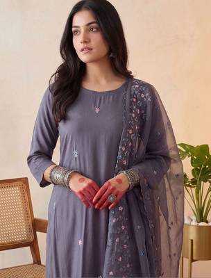 Women Floral Embroidered Regular Thread Work Kurta with Trousers & With Dupatta 1