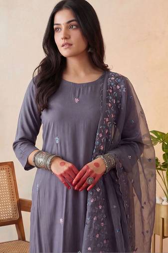 Women Floral Embroidered Regular Thread Work Kurta with Trousers & With Dupatta