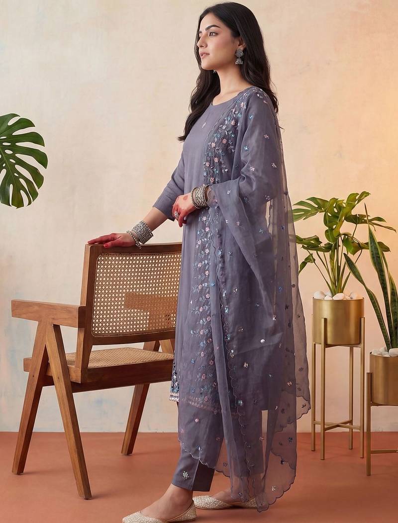 Women Floral Embroidered Regular Thread Work Kurta with Trousers & With Dupatta